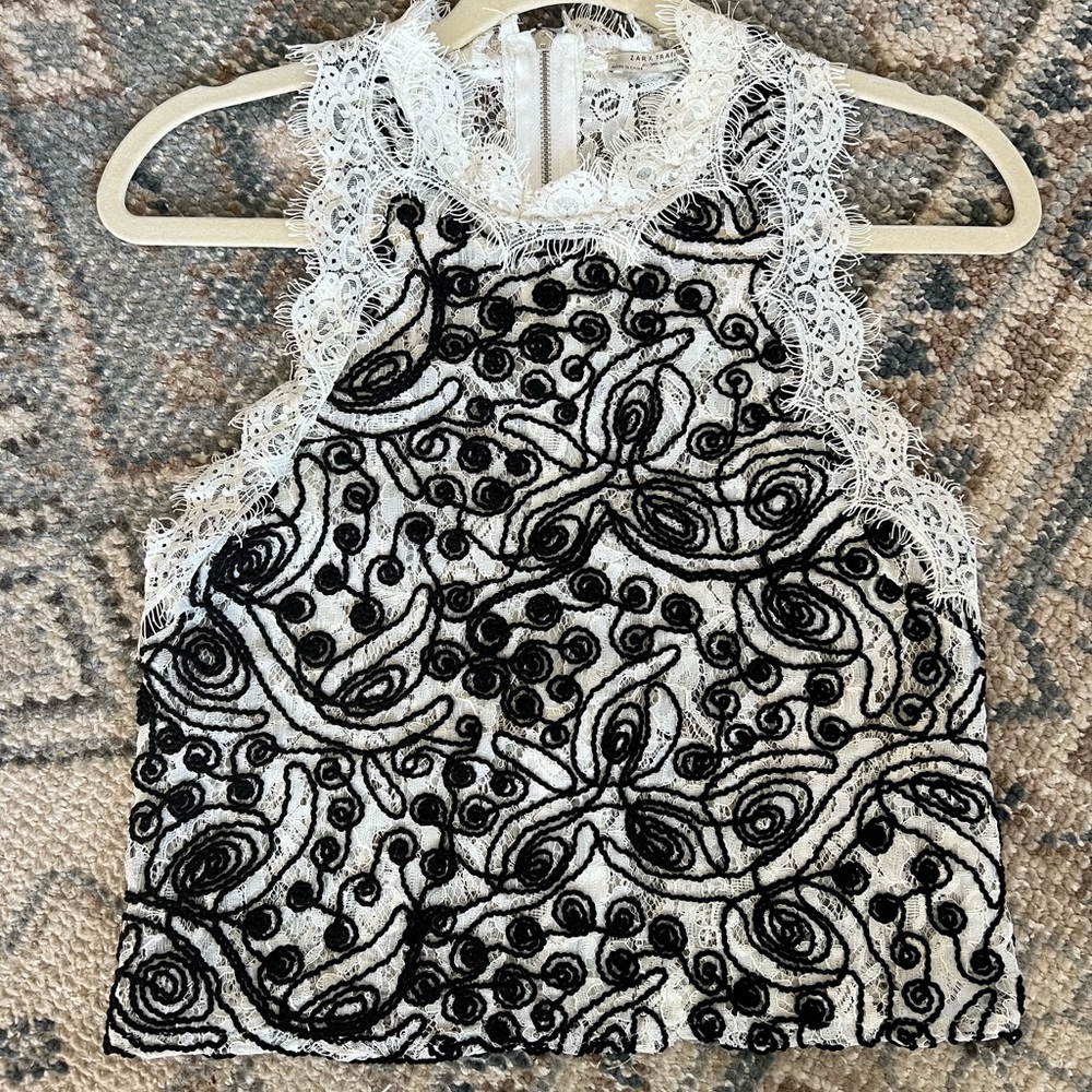 EUC Sz S Zara Trafaluc Sleeveless Lace Embroidered Top Black and White